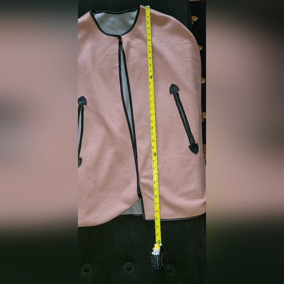 Cape - Picture 6 of 6